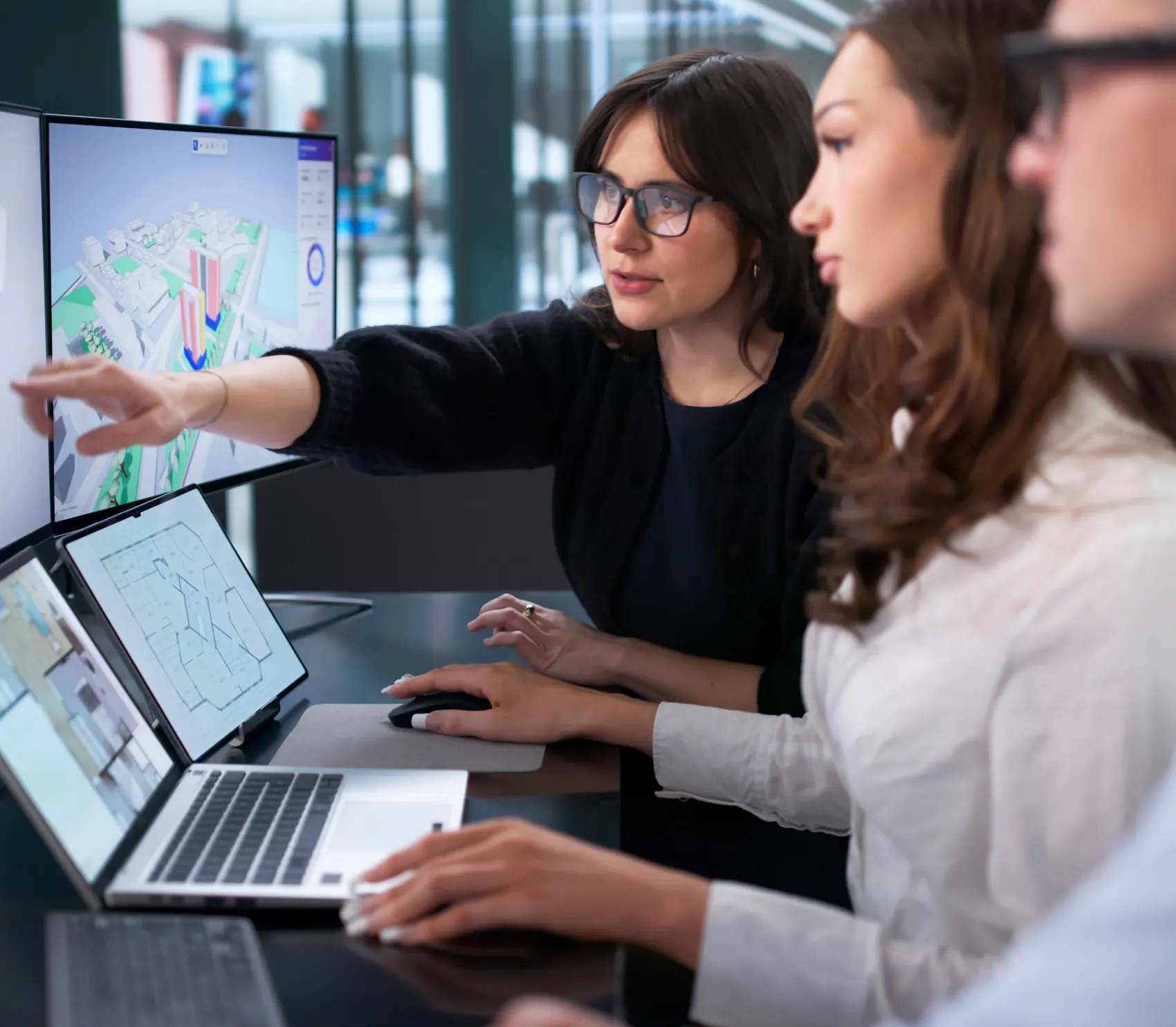 Funzionarie regionali analizzano mappe e dati su più schermi